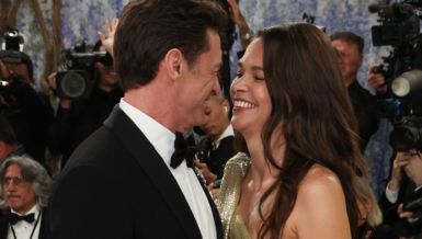 ОСТАВИО ЖЕНУ ЗБОГ ЊЕ, А САДА НЕ МОЖЕ НИ ПРЕД КАМЕРАМА ДА СЕ ОБУЗДА: Холивудски заводник цвета поред нове девојке (ВИДЕО)