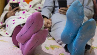 ДА ЛИ ЈЕ ЗДРАВО СПАВАТИ У ЧАРАПАМА: Доктор одговорио на питање које мучи све који имају ову навику