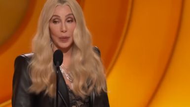 SKANDAL NA GREMIJU: Šer nagradu dodelila pokojnom pevaču i pozvala ga da izađe na scenu - \