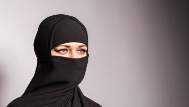 11 строгих правила које жене у САУДИЈСКОЈ АРАБИЈИ МОРАЈУ ДА ПОШТУЈУ: Увек иду са десне стране, не смеју да отварају врата