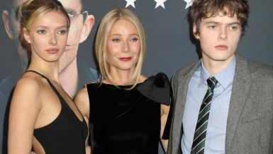 ЋЕРКА ИСТА МАЈКА, СИН ИСТИ ОТАЦ: Гвинет Палтроу блиста од поноса, први пут се појавила са децом на црвеном тепиху! 