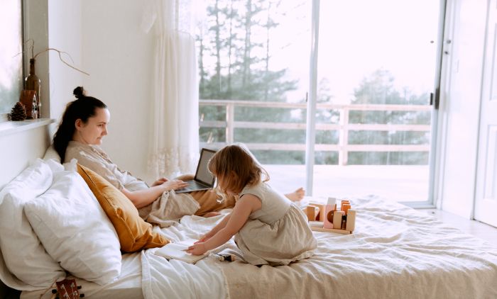 1595927548_mother-and-daughter-using-laptop-and-notebook-in-bedroom-3975646.jpg