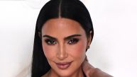 KIM KARDAŠIJAN U HALJINI KOJA JE ZASENILA SVE: Neobičan print i ekstremno provokativni detalji privukli sve poglede (FOTO)