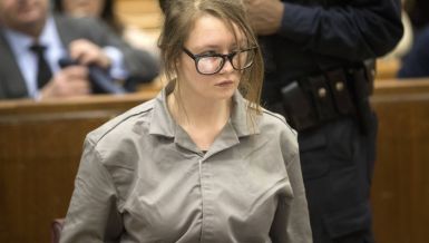 УКРАЛА ЈЕ ОГРОМНУ СУМУ НОВЦА, ЗАВРШИЛА У ЗАТВОРУ И УСПЕЛА ДА НАНОГИЦУ ПРЕТВОРИ У - МОДНИ ДЕТАЉ: Где је данас Ана Делви? 