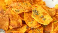 РЕЦЕПТ ЗА НАЈХРСКАВИЈИ ДОМАЋИ ЧИПС: Дефинитивно је бољи од куповног (ВИДЕО)