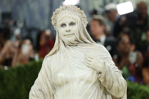 Hajdi Klum kao živa statua na Met Gali: Nekada najzgodnija žena na svetu došla u birarnom kostimu - niko nije siguran šta je htela da postigne (foto)