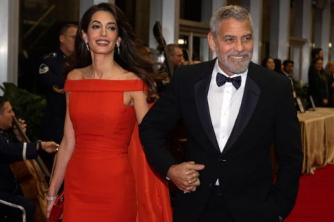 Džodž Kluni drži supruzi kišobran dok pozira na crvenom tepihu: Par elegantan u crnom (FOTO) 