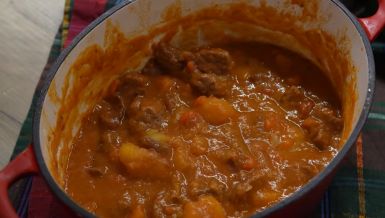 JUNEĆI GULAŠ NA ITALIJANSKI NAČIN: Jedan trik čini meso neverovatno mekanim i sočnim (RECEPT)