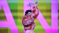 Погледајте тренутак када је победник Евровизије 2024 СЛОМИО ТРОФЕЈ: Пуцање стакла одјекнуло у програму уживо (ВИДЕО)