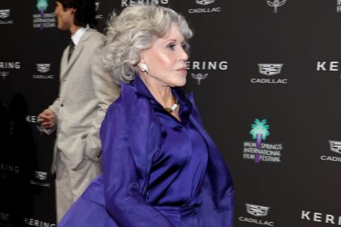 NA CRVENOM TEPIHU PROŠETALA U VISOKIM POTPETICAMA, PRIVATNO SE VOZI U INVALIDSKIM KOLICIMA: Nove fotografije Džejn Fonde zaprepastile javnost! (FOTO)