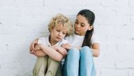 STARIJE DETE NE TREBA DA ČUVA MLAĐE: Psiholozi upozoravaju na trajne posledice koje ova roditeljska greška može da ostavi