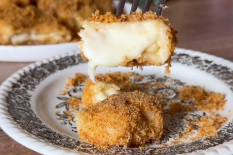 TAŠCI SA SIROM KAKVE SU PRAVILE NAŠE BAKE: Domaće testo, bogat fil i hrskave prezle (RECEPT)