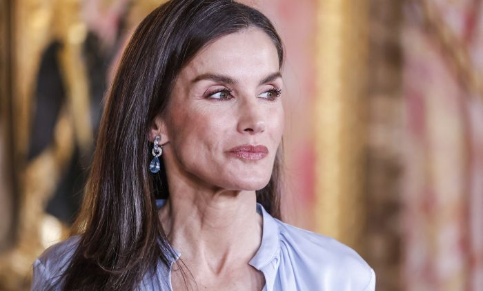 Kraljica Leticija ponela suknju koja je pun pogodak za svaku poslovnu priliku: Uz nju ispoštovala glavno modno pravilo kada je reč o obući (foto)