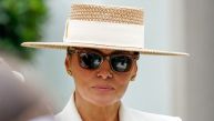 Melanija ispred Bele kuće sa šeširom koji je oličenje letnje eleancije: Ovako se doterala za ceremoniju u čast Čarlsa i Kamile (foto)