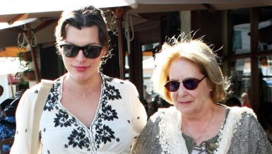 МАЈКА МИЛЕ ЈОВОВИЋ ЈЕ БИЛА ЈЕДНА ОД НАЈЛЕПШИХ ГЛУМИЦА СССР-А: Због љубави са Србином ју је испитивао КГБ, одрекла се славе и постала својој ћерки десна рука