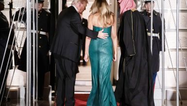 ДАНАС СВИ ПРИЧАЈУ О НЕВЕРОВАТНОЈ ХАЉИНИ МЕЛАНИЈЕ ТРАМП: Припијена уз тело и без бретела, а боја...