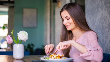 DA LI ČESTO JEDETE SAMI? Evo šta to može da znači za vaše mentalno zdravlje 