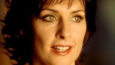 RAZNELA PLANETU SVOJIM GLASOM , ZARADILA MILIONE, PA SE USELILA U ZAMAK GDE ŽIVI SA 12 MAČAKA: Ovako danas izgleda Enja 