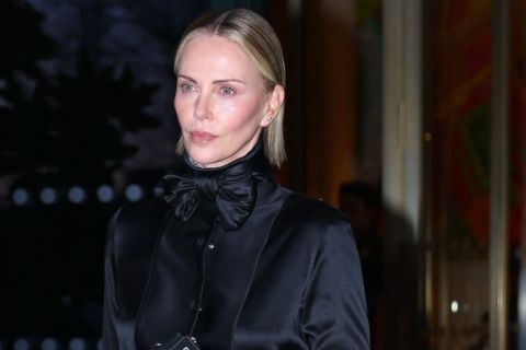 NAJSEKSEPILNIJA GLUMICA DANAŠNJICE ZAPALILA PARIZ: Pojavila se u dugačkom crnom plaštu, a ispod njega - halteri!