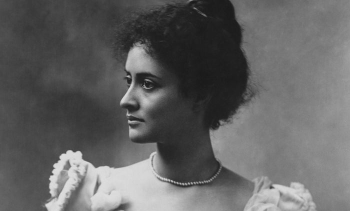 1748940414_Kaiulani_in_1897_wearing_pearl_necklace_-PPWD-15-3.016_restored-.jpg
