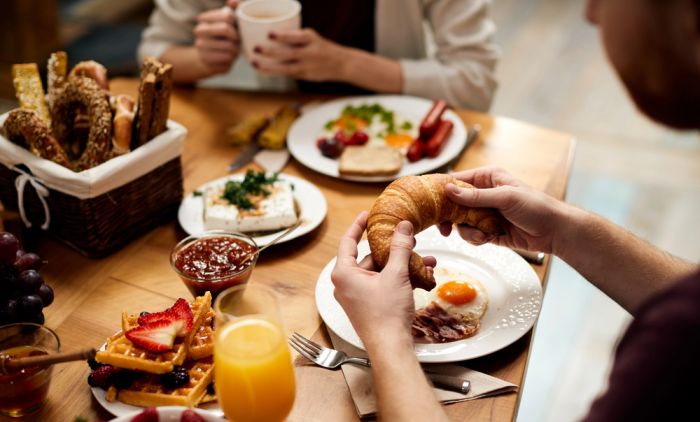 1793349998_close-man-having-breakfast-his-Depositphotos_589406162_S.jpg