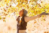 1792586487_autumn-leaves-falling-on-happy-Depositphotos_50627949_S.jpg