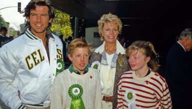 ПОСТАО ЗАВИСНИК ОД ДРОГА, БИО У ЗАТВОРУ, ОТАЦ ГА СЕ ОДРЕКАО: Пирс Броснан након 20 година са својим сином! (ФОТО)