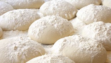 УНИВЕРЗАЛНО ТЕСТО ЗА СЛАТКА И СЛАНА ПЕЦИВА: Једноставан рецепт за ваздушасте кифлице, рол-виршле, погачице...