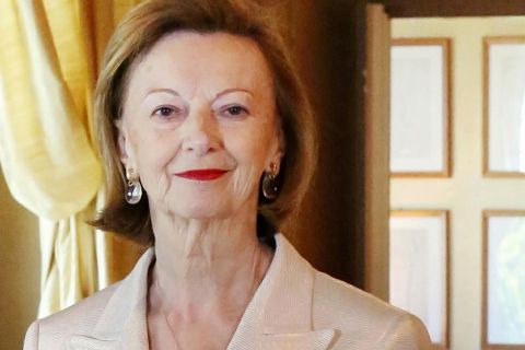 ČUDESAN ŽIVOT ŽENE KOJA SE ZAPOSLILA KAO PREVODILAC I POSTALA MILIJARDERKA: Preminula naslednica čokoladnih kuglica koje obožava ceo svet