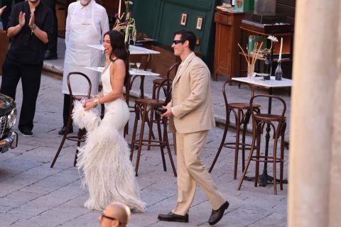 DUA LIPA ZAPOČELA SVOJE TRODNEVNO VENČANJE VREDNO 1,7 MILIONA: Sve oči uprte u Siciliju, građani besni