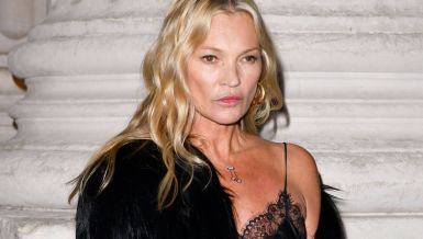 КЕЈТ МОС У ШЕСТИЈ ДЕЦЕНИЈИ И ДАЉЕ ДОМИНИРА И НЕ ОДРИЧЕ СЕ СВОГ СТИЛА: Кожна мини сукња, чипка и гламур! (ВИДЕО)