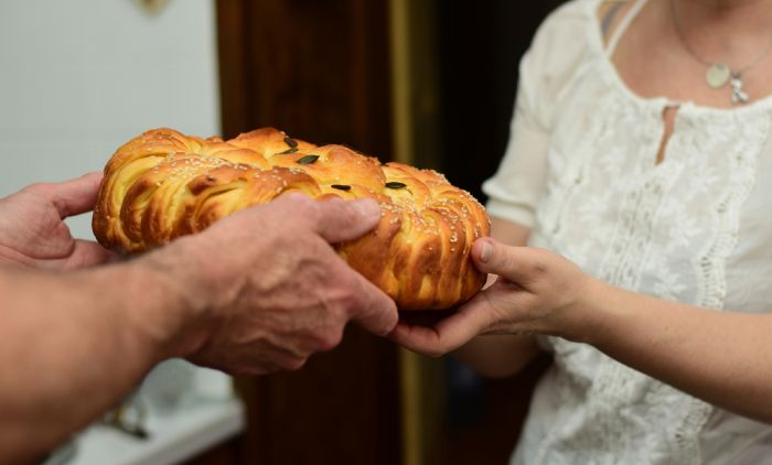 1793264453_husband-wife-holding-traditional-serbian-Depositphotos_793987208_S.jpg