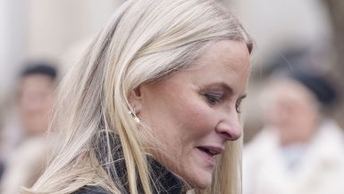 BUDUĆA KRALJICA NORVEŠKE BLUDNIČILA SA EPSTAJNOM? Skandalozni događaji guraju kraljevsku porodicu u propast! (FOTO)