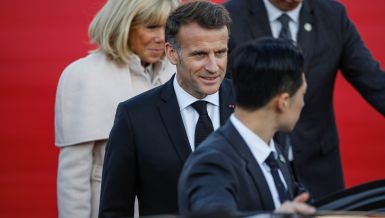 БРИЖИТ МАКРОН СЕ ПОЈАВИЛА У ЈАВНОСТИ НАКОН ШТО ЈУ ЈЕ НАПРАО ДОНАЛД ТРАМП: Муж одбрусио америчком председнику и заштиио своју жену на прави начин