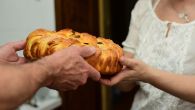 КАКО СЕ ПРАВИЛНО ЛОМИ СЛАВСКИ КОЛАЧ? Због чега га никако не треба сећи ножем