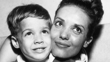 РАДИЛА ЈЕ У МЕСАРИ, ИЗМИСЛИЛА ПЛЕМИЋКО ПОРЕКЛО, ПА СЕ УДАЛА ЗА НАЈЛЕПШЕГ ЧОВЕКА НА ПЛАНЕТИ: Највећу цену ове токсичне љубави је платио њихов син