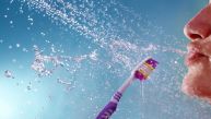 Да ли перете зубе испод туша како бисте уштедели време? Стручњаци упозоравају зашто то није добра идеја