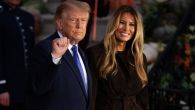 ТРАМПОВИ ПРИПРЕДИЛИ ПРОСЛАВУ НОЋИ ВЕШТИЦА У БЕЛОЈ КУЋИ: Доналд и Меланија делили слаткише стотинама малишана, прва дама одушевила стајлингом