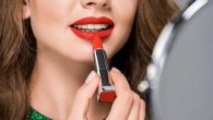 Najbolje nijanse karmina za žene nakon 50. godine: 3 obavezno izbegnuti 