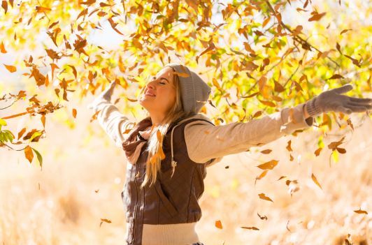 1792586487_autumn-leaves-falling-on-happy-Depositphotos_50627949_S.jpg