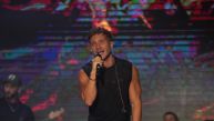 SAŠA KOVAČEVIĆ OPERISAN: Održao nastup uprkos jakim bolovima - izašao na binu sa longetom (VIDEO)