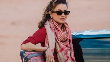 КАДА ЈЕ СТИЛ У ПИТАЊУ, НЕМА ЈОЈ РАВНЕ: Краљица Ранија одушевила аутфитом! (ФОТО) 