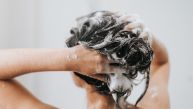 Dermatolozi objašnjavaju koji šamponi su najbolji: Šta ako ne peni?