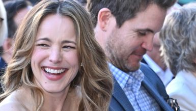 ПРОСЛАВИЛА СЕ У БЕЛЕЖНИЦИ, ВОЛЕЛА РАЈАНА ГОСЛИНГА, ДОБИЛА ЗВЕЗДУ У ХОЛИВУДУ: Прелепа глумица је са њим 10 година, имају двоје деце, а сада су се први пут заједно појавили у јавности