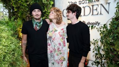 ОЖЕНИО СЕ СИН ПАМЕЛЕ АНДЕРСОН И ТОМИЈА ЛИЈА: Фатална плавуша и њен бивши се срели очи у очи на раскошном венчању у Сан Тропеу! (ФОТО)