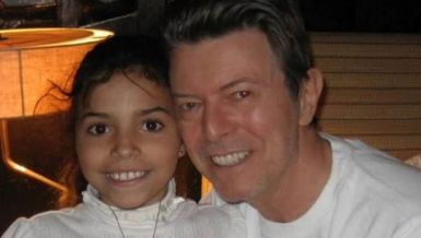 ЉУДИ СУ ОПЧИЊЕНИ ЊЕНОМ ЛЕПОТОМ. А НЕ ЗНАЈУ КРОЗ КАКАВ ЈЕ ПАКАО ПРОШЛА: Овако данас изгледа ћерка Дејвида Боувија и Иман! (ФОТО)