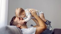 ПОСТПОРОЂАЈНА ДЕПРЕСИЈА СВЕ ЧЕШЋЕ ПОГАЂА И ОЧЕВЕ: Психолози објашњавају и због чега 