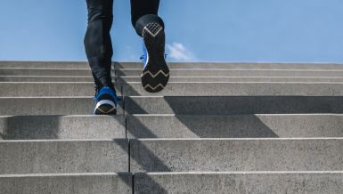 КАКО НАШЕ ТЕЛО РЕАГУЈЕ КАДА ИДЕМО СТЕПЕНИЦАМА УМЕСТО ЛИФТОМ? Ево шта су показале студије 