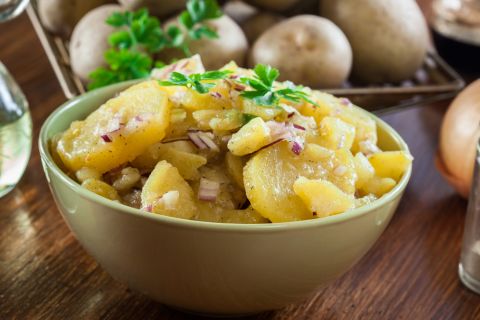 RECEPT ZA NEMAČKU KROMPIR SALATU: Ide odlično uz meso 