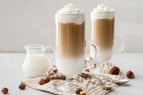 RECEPT ZA LEDENI LEŠNIK LATTE: Letnje osveženje za sve ljubitelje kafe 